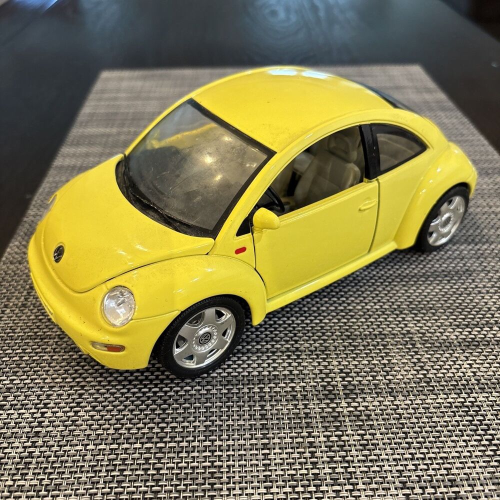 Burago Volkswagen New Beetle 1998 1/18 Scale Yellow Die-Cast Car Made in Italy *
